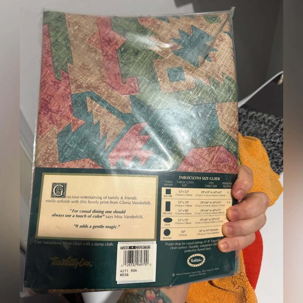 NIP vintage Gloria Vanderbilt Red and Green Tablecloth 60 inch round